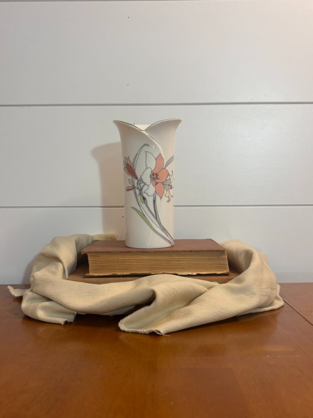 VTG Yamaji Japan Porcelain Floral Vase Scalloped Calla Lily Rim Gold Trim